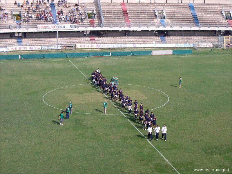 Giocatori e staff tecnico delle giovanili Samb in campo prima del match contro la Cingolana